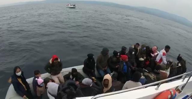 Çanakkale’de Türk kara sularına itilen 40 düzensiz göçmen kurtarıldı