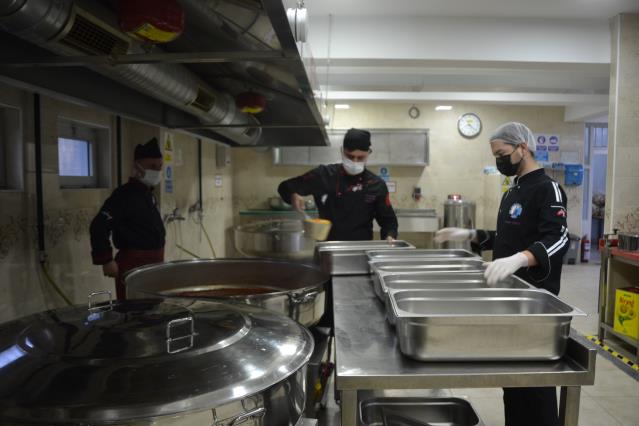 Taşımalı eğitim okullarının yemeklerini öğrenciler pişiriyor