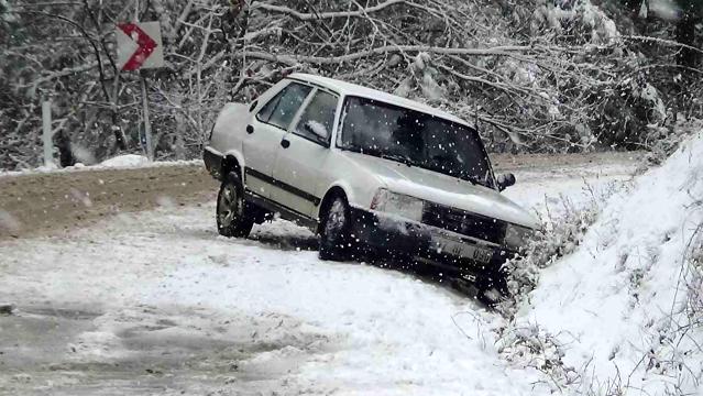 Kazdağları’nda kar kalınlığı 20 santimetreyi aştı, sürücüler zor anlar yaşadı