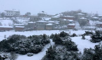 Çanakkale’de ekipler köy yollarının kardan kapanmaması için çalışıyor