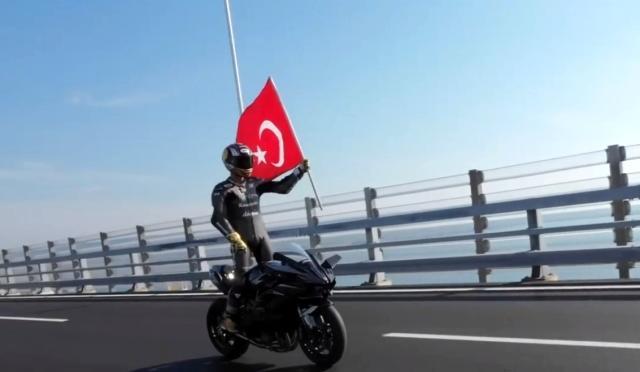 Asfalt ağladı! Kenan Sofuoğlu ve Toprak Razgatlıoğlu, Çanakkale Köprüsü’nden rüzgar gibi geçti