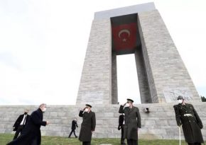 Çanakkale Zaferi’nin 107. yılında Altın madalyalı Türk Bayrağı göndere çekildi