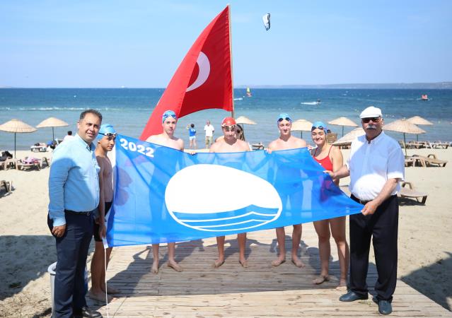 Çanakkale’deki Güzelyalı Halk Plajı’na mavi bayrak asıldı