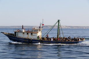 BOZCAADA AÇIKLARINDA 227 KAÇAK GÖÇMEN YAKALANDI