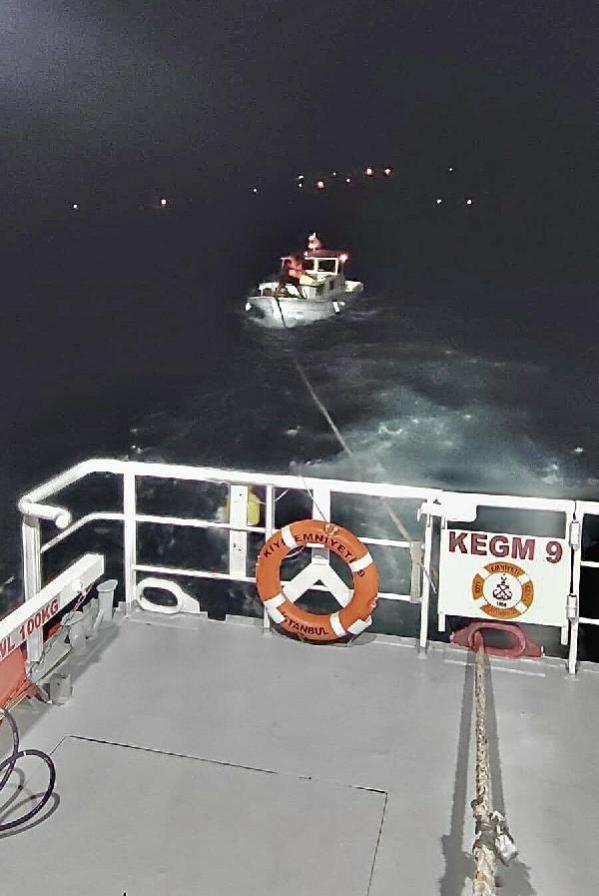 Çanakkale Boğazı’nda arızalanıp, sürüklenen tekne kurtarıldı