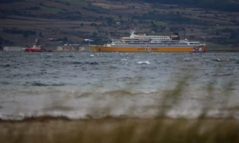 Çanakkale Boğazı’nda makine arızası yaşanan Libya bayraklı yolcu gemisi güvenli bölgeye çekilecek