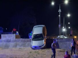 Çanakkale’de Alkollü Sürücü Otopark Duvarında Asılı Kaldı