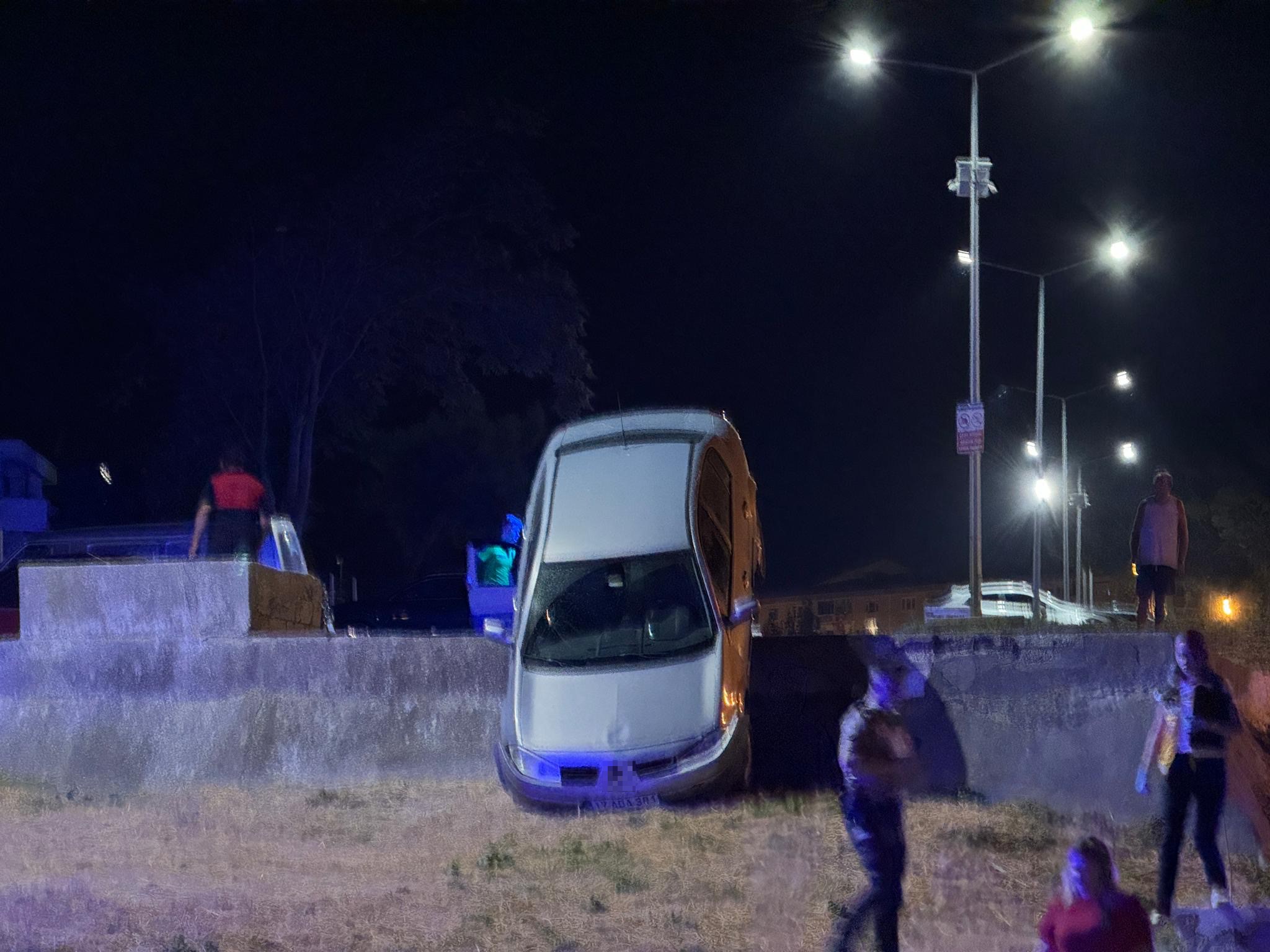 Çanakkale’de Alkollü Sürücünün Otopark Duvarında Asılı Kalan Araç